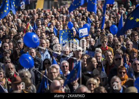 Am 26. März 2017 versammeln sich Menschen mit Fahnen, Luftballons und winkenden Flaggen der Europäischen Union anlässlich der Veranstaltung „Pulse of Europe“ 7. in Berlin, um auf dem Gendarmenmarkt im Zentrum von Berlin für die EU zu demonstrieren. Die Bewegung, die 2016 nach den Ergebnissen des Brexit-Referendums und der Wahl des US-Präsidenten Donald Trump geboren wurde, will ein pro-europäisches Pendant zu Populisten, Nationalisten und Rechtsbewegungen in ganz Europa sein und organisierte heute mehrere Treffen in rund 70 europäischen Städten. (Foto von Emmanuele Contini/NurPhoto) *** Bitte nutzen Sie das Guthaben von Credit Fie Stockfoto