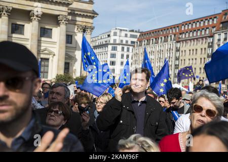 Am 26. März 2017 versammeln sich Menschen mit Fahnen, Luftballons und winkenden Flaggen der Europäischen Union anlässlich der Veranstaltung „Pulse of Europe“ 7. in Berlin, um auf dem Gendarmenmarkt im Zentrum von Berlin für die EU zu demonstrieren. Die Bewegung, die 2016 nach den Ergebnissen des Brexit-Referendums und der Wahl des US-Präsidenten Donald Trump geboren wurde, will ein pro-europäisches Pendant zu Populisten, Nationalisten und Rechtsbewegungen in ganz Europa sein und organisierte heute mehrere Treffen in rund 70 europäischen Städten. (Foto von Emmanuele Contini/NurPhoto) *** Bitte nutzen Sie das Guthaben von Credit Fie Stockfoto