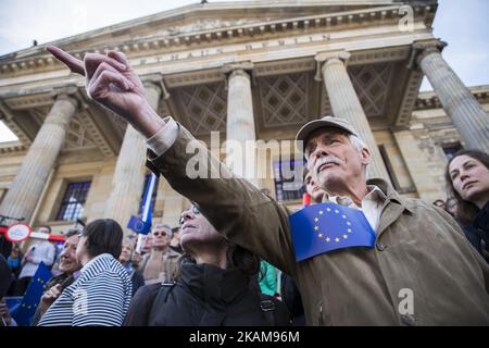 Am 26. März 2017 versammeln sich Menschen mit Fahnen, Luftballons und winkenden Flaggen der Europäischen Union anlässlich der Veranstaltung „Pulse of Europe“ 7. in Berlin, um auf dem Gendarmenmarkt im Zentrum von Berlin für die EU zu demonstrieren. Die Bewegung, die 2016 nach den Ergebnissen des Brexit-Referendums und der Wahl des US-Präsidenten Donald Trump geboren wurde, will ein pro-europäisches Pendant zu Populisten, Nationalisten und Rechtsbewegungen in ganz Europa sein und organisierte heute mehrere Treffen in rund 70 europäischen Städten. (Foto von Emmanuele Contini/NurPhoto) *** Bitte nutzen Sie das Guthaben von Credit Fie Stockfoto