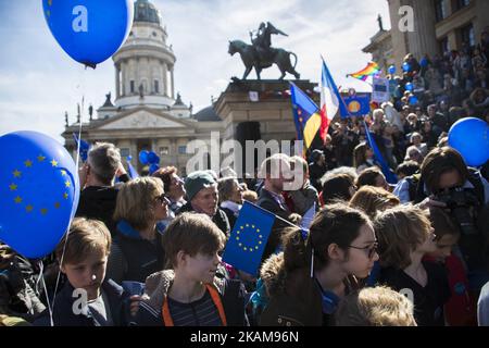 Am 26. März 2017 versammeln sich Menschen mit Fahnen, Luftballons und winkenden Flaggen der Europäischen Union anlässlich der Veranstaltung „Pulse of Europe“ 7. in Berlin, um auf dem Gendarmenmarkt im Zentrum von Berlin für die EU zu demonstrieren. Die Bewegung, die 2016 nach den Ergebnissen des Brexit-Referendums und der Wahl des US-Präsidenten Donald Trump geboren wurde, will ein pro-europäisches Pendant zu Populisten, Nationalisten und Rechtsbewegungen in ganz Europa sein und organisierte heute mehrere Treffen in rund 70 europäischen Städten. (Foto von Emmanuele Contini/NurPhoto) *** Bitte nutzen Sie das Guthaben von Credit Fie Stockfoto