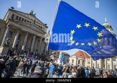 Am 26. März 2017 versammeln sich Menschen mit Fahnen, Luftballons und winkenden Flaggen der Europäischen Union anlässlich der Veranstaltung „Pulse of Europe“ 7. in Berlin, um auf dem Gendarmenmarkt im Zentrum von Berlin für die EU zu demonstrieren. Die Bewegung, die 2016 nach den Ergebnissen des Brexit-Referendums und der Wahl des US-Präsidenten Donald Trump geboren wurde, will ein pro-europäisches Pendant zu Populisten, Nationalisten und Rechtsbewegungen in ganz Europa sein und organisierte heute mehrere Treffen in rund 70 europäischen Städten. (Foto von Emmanuele Contini/NurPhoto) *** Bitte nutzen Sie das Guthaben von Credit Fie Stockfoto