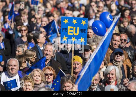 Am 26. März 2017 versammeln sich Menschen mit Fahnen, Luftballons und winkenden Flaggen der Europäischen Union anlässlich der Veranstaltung „Pulse of Europe“ 7. in Berlin, um auf dem Gendarmenmarkt im Zentrum von Berlin für die EU zu demonstrieren. Die Bewegung, die 2016 nach den Ergebnissen des Brexit-Referendums und der Wahl des US-Präsidenten Donald Trump geboren wurde, will ein pro-europäisches Pendant zu Populisten, Nationalisten und Rechtsbewegungen in ganz Europa sein und organisierte heute mehrere Treffen in rund 70 europäischen Städten. (Foto von Emmanuele Contini/NurPhoto) *** Bitte nutzen Sie das Guthaben von Credit Fie Stockfoto