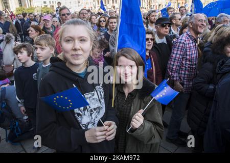 Am 26. März 2017 versammeln sich Menschen mit Fahnen, Luftballons und winkenden Flaggen der Europäischen Union anlässlich der Veranstaltung „Pulse of Europe“ 7. in Berlin, um auf dem Gendarmenmarkt im Zentrum von Berlin für die EU zu demonstrieren. Die Bewegung, die 2016 nach den Ergebnissen des Brexit-Referendums und der Wahl des US-Präsidenten Donald Trump geboren wurde, will ein pro-europäisches Pendant zu Populisten, Nationalisten und Rechtsbewegungen in ganz Europa sein und organisierte heute mehrere Treffen in rund 70 europäischen Städten. (Foto von Emmanuele Contini/NurPhoto) *** Bitte nutzen Sie das Guthaben von Credit Fie Stockfoto