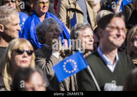 Am 26. März 2017 versammeln sich Menschen mit Fahnen, Luftballons und winkenden Flaggen der Europäischen Union anlässlich der Veranstaltung „Pulse of Europe“ 7. in Berlin, um auf dem Gendarmenmarkt im Zentrum von Berlin für die EU zu demonstrieren. Die Bewegung, die 2016 nach den Ergebnissen des Brexit-Referendums und der Wahl des US-Präsidenten Donald Trump geboren wurde, will ein pro-europäisches Pendant zu Populisten, Nationalisten und Rechtsbewegungen in ganz Europa sein und organisierte heute mehrere Treffen in rund 70 europäischen Städten. (Foto von Emmanuele Contini/NurPhoto) *** Bitte nutzen Sie das Guthaben von Credit Fie Stockfoto