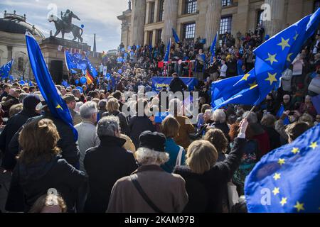 Am 26. März 2017 versammeln sich Menschen mit Fahnen, Luftballons und winkenden Flaggen der Europäischen Union anlässlich der Veranstaltung „Pulse of Europe“ 7. in Berlin, um auf dem Gendarmenmarkt im Zentrum von Berlin für die EU zu demonstrieren. Die Bewegung, die 2016 nach den Ergebnissen des Brexit-Referendums und der Wahl des US-Präsidenten Donald Trump geboren wurde, will ein pro-europäisches Pendant zu Populisten, Nationalisten und Rechtsbewegungen in ganz Europa sein und organisierte heute mehrere Treffen in rund 70 europäischen Städten. (Foto von Emmanuele Contini/NurPhoto) *** Bitte nutzen Sie das Guthaben von Credit Fie Stockfoto