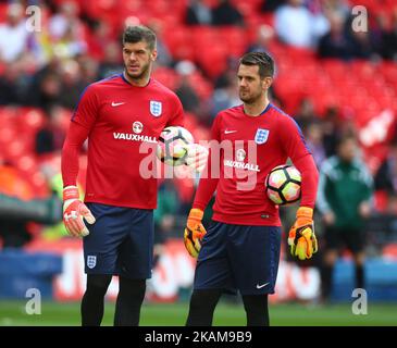 L-R Englands Fraser Forster und Englands Tom Heaton beim Vorspiel während des FIFA World Cup Qualifying - European - Group F match zwischen England und Litauen im Wembley Stadium London 26. März 2017 (Foto: Kieran Galvin/NurPhoto) *** Bitte benutzen Sie die Gutschrift aus dem Credit Field *** Stockfoto