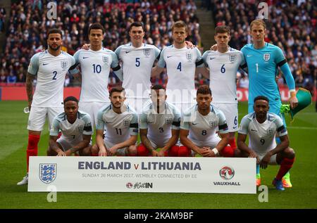 L-R Back Row - Englands Kyle Walker, Englands DELE Alli, Englands Micheal Keane, Englands Eric Dier, Englands John Stones und Englands Joe Hart. L-R Front Row - Englands Raheem Sterling, Englands Adam Lallana, Englands Ryan Bertrand, Englands Alex Oxlade-Chamberlain und Englands Jermain Defoe. Während des FIFA World Cup Qualifying - European - Group F match zwischen England und Litauen im Wembley Stadium London 26. März 2017 (Foto: Kieran Galvin/NurPhoto) *** Bitte verwenden Sie Credit from Credit Field *** Stockfoto