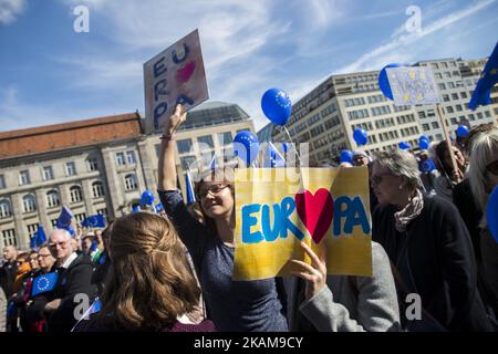 Menschen mit Spruchbändern, Ballons und winkenden Flaggen der Europäischen Union werden während der „Pulse of Europe“-Veranstaltung 7. in Berlin abgebildet, während sie am 26. März 2017 auf dem Gendarmenmarkt im Zentrum von Berlin für die EU demonstrieren. Die Bewegung, die 2016 nach den Ergebnissen des Brexit-Referendums und der Wahl des US-Präsidenten Donald Trump geboren wurde, will ein pro-europäisches Pendant zu Populisten, Nationalisten und Rechtsbewegungen in ganz Europa sein und organisierte heute mehrere Treffen in rund 70 europäischen Städten. (Foto von Emmanuele Contini/NurPhoto) *** Bitte nutzen Sie die Gutschrift von Stockfoto