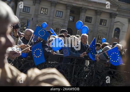 Menschen mit Spruchbändern, Ballons und winkenden Flaggen der Europäischen Union werden während der „Pulse of Europe“-Veranstaltung 7. in Berlin abgebildet, während sie am 26. März 2017 auf dem Gendarmenmarkt im Zentrum von Berlin für die EU demonstrieren. Die Bewegung, die 2016 nach den Ergebnissen des Brexit-Referendums und der Wahl des US-Präsidenten Donald Trump geboren wurde, will ein pro-europäisches Pendant zu Populisten, Nationalisten und Rechtsbewegungen in ganz Europa sein und organisierte heute mehrere Treffen in rund 70 europäischen Städten. (Foto von Emmanuele Contini/NurPhoto) *** Bitte nutzen Sie die Gutschrift von Stockfoto