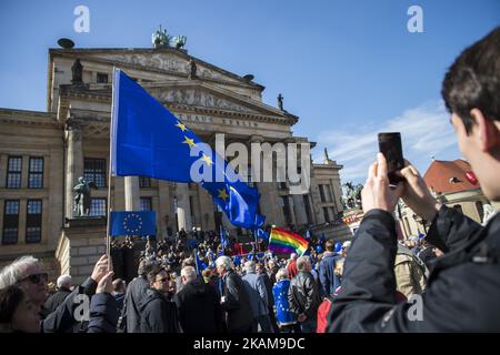 Menschen mit Spruchbändern, Ballons und winkenden Flaggen der Europäischen Union werden während der „Pulse of Europe“-Veranstaltung 7. in Berlin abgebildet, während sie am 26. März 2017 auf dem Gendarmenmarkt im Zentrum von Berlin für die EU demonstrieren. Die Bewegung, die 2016 nach den Ergebnissen des Brexit-Referendums und der Wahl des US-Präsidenten Donald Trump geboren wurde, will ein pro-europäisches Pendant zu Populisten, Nationalisten und Rechtsbewegungen in ganz Europa sein und organisierte heute mehrere Treffen in rund 70 europäischen Städten. (Foto von Emmanuele Contini/NurPhoto) *** Bitte nutzen Sie die Gutschrift von Stockfoto