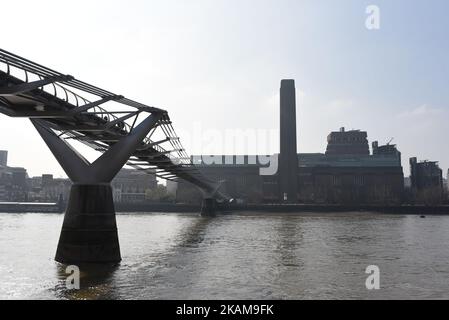 Gesamtansicht der Tate Modern Galley in London am 27. März 2017. Die Tate Modern ist eines der größten Museen für moderne und zeitgenössische Kunst der Welt. Der neue Anbau wurde im Juni 2016 eröffnet und verfügt über einen zehnstöckigen Turm, der 65 Meter vom Boden entfernt ist und einen Panoramablick auf den Gipfel bietet. (Foto von Alberto Pezzali/NurPhoto) *** Bitte nutzen Sie die Gutschrift aus dem Kreditfeld *** Stockfoto