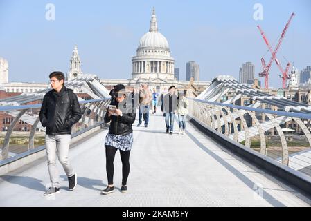 Gesamtansicht der Tate Modern Galley in London am 27. März 2017. Die Tate Modern ist eines der größten Museen für moderne und zeitgenössische Kunst der Welt. Der neue Anbau wurde im Juni 2016 eröffnet und verfügt über einen zehnstöckigen Turm, der 65 Meter vom Boden entfernt ist und einen Panoramablick auf den Gipfel bietet. (Foto von Alberto Pezzali/NurPhoto) *** Bitte nutzen Sie die Gutschrift aus dem Kreditfeld *** Stockfoto