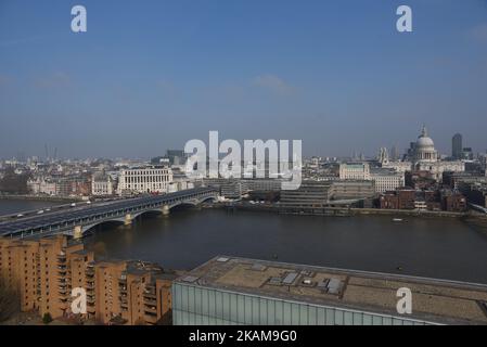 Gesamtansicht der Tate Modern Galley in London am 27. März 2017. Die Tate Modern ist eines der größten Museen für moderne und zeitgenössische Kunst der Welt. Der neue Anbau wurde im Juni 2016 eröffnet und verfügt über einen zehnstöckigen Turm, der 65 Meter vom Boden entfernt ist und einen Panoramablick auf den Gipfel bietet. (Foto von Alberto Pezzali/NurPhoto) *** Bitte nutzen Sie die Gutschrift aus dem Kreditfeld *** Stockfoto