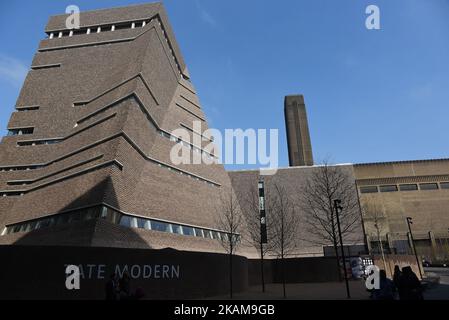 Gesamtansicht der Tate Modern Galley in London am 27. März 2017. Die Tate Modern ist eines der größten Museen für moderne und zeitgenössische Kunst der Welt. Der neue Anbau wurde im Juni 2016 eröffnet und verfügt über einen zehnstöckigen Turm, der 65 Meter vom Boden entfernt ist und einen Panoramablick auf den Gipfel bietet. (Foto von Alberto Pezzali/NurPhoto) *** Bitte nutzen Sie die Gutschrift aus dem Kreditfeld *** Stockfoto