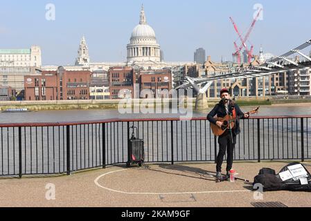 Gesamtansicht der Tate Modern Galley in London am 27. März 2017. Die Tate Modern ist eines der größten Museen für moderne und zeitgenössische Kunst der Welt. Der neue Anbau wurde im Juni 2016 eröffnet und verfügt über einen zehnstöckigen Turm, der 65 Meter vom Boden entfernt ist und einen Panoramablick auf den Gipfel bietet. (Foto von Alberto Pezzali/NurPhoto) *** Bitte nutzen Sie die Gutschrift aus dem Kreditfeld *** Stockfoto