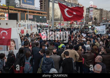 Surporters der Kampagne „Ja“ und „Nein“ für ein Referendum zur Verfassungsänderung im April in Kizilay, einem zentralen Einkaufsviertel in Ankara, Türkei, am 26. März 2017. (Foto von Diego Cupolo/NurPhoto) *** Bitte nutzen Sie die Gutschrift aus dem Kreditfeld *** Stockfoto