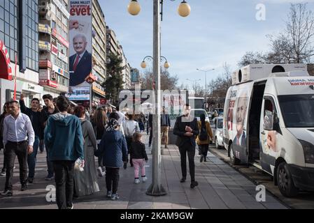 Surporters der Kampagne „Ja“ und „Nein“ für ein Referendum zur Verfassungsänderung im April in Kizilay, einem zentralen Einkaufsviertel in Ankara, Türkei, am 26. März 2017. (Foto von Diego Cupolo/NurPhoto) *** Bitte nutzen Sie die Gutschrift aus dem Kreditfeld *** Stockfoto