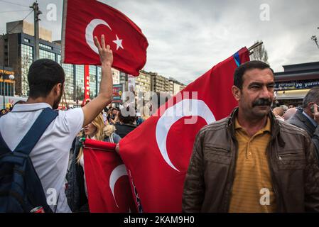 Surporters der Kampagne „Ja“ und „Nein“ für ein Referendum zur Verfassungsänderung im April in Kizilay, einem zentralen Einkaufsviertel in Ankara, Türkei, am 26. März 2017. (Foto von Diego Cupolo/NurPhoto) *** Bitte nutzen Sie die Gutschrift aus dem Kreditfeld *** Stockfoto