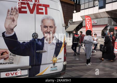 Surporters der Kampagne „Ja“ und „Nein“ für ein Referendum zur Verfassungsänderung im April in Kizilay, einem zentralen Einkaufsviertel in Ankara, Türkei, am 26. März 2017. (Foto von Diego Cupolo/NurPhoto) *** Bitte nutzen Sie die Gutschrift aus dem Kreditfeld *** Stockfoto