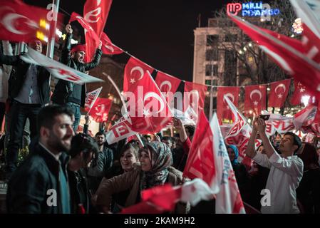 Surporters der Kampagne „Ja“ und „Nein“ für ein Referendum zur Verfassungsänderung im April in Kizilay, einem zentralen Einkaufsviertel in Ankara, Türkei, am 26. März 2017. (Foto von Diego Cupolo/NurPhoto) *** Bitte nutzen Sie die Gutschrift aus dem Kreditfeld *** Stockfoto