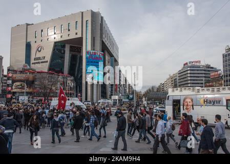 Surporters der Kampagne „Ja“ und „Nein“ für ein Referendum zur Verfassungsänderung im April in Kizilay, einem zentralen Einkaufsviertel in Ankara, Türkei, am 26. März 2017. (Foto von Diego Cupolo/NurPhoto) *** Bitte nutzen Sie die Gutschrift aus dem Kreditfeld *** Stockfoto