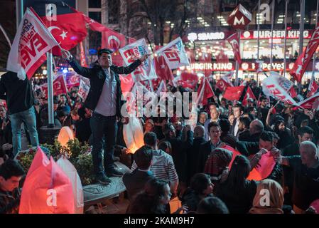 Surporters der Kampagne „Ja“ und „Nein“ für ein Referendum zur Verfassungsänderung im April in Kizilay, einem zentralen Einkaufsviertel in Ankara, Türkei, am 26. März 2017. (Foto von Diego Cupolo/NurPhoto) *** Bitte nutzen Sie die Gutschrift aus dem Kreditfeld *** Stockfoto