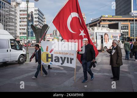 Surporters der Kampagne „Ja“ und „Nein“ für ein Referendum zur Verfassungsänderung im April in Kizilay, einem zentralen Einkaufsviertel in Ankara, Türkei, am 26. März 2017. (Foto von Diego Cupolo/NurPhoto) *** Bitte nutzen Sie die Gutschrift aus dem Kreditfeld *** Stockfoto