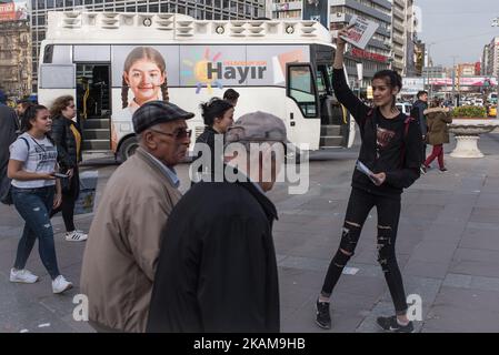 Surporters der Kampagne „Ja“ und „Nein“ für ein Referendum zur Verfassungsänderung im April in Kizilay, einem zentralen Einkaufsviertel in Ankara, Türkei, am 26. März 2017. (Foto von Diego Cupolo/NurPhoto) *** Bitte nutzen Sie die Gutschrift aus dem Kreditfeld *** Stockfoto