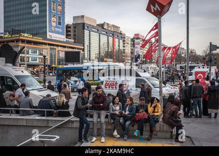 Surporters der Kampagne „Ja“ und „Nein“ für ein Referendum zur Verfassungsänderung im April in Kizilay, einem zentralen Einkaufsviertel in Ankara, Türkei, am 26. März 2017. (Foto von Diego Cupolo/NurPhoto) *** Bitte nutzen Sie die Gutschrift aus dem Kreditfeld *** Stockfoto