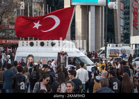 Surporters der Kampagne „Ja“ und „Nein“ für ein Referendum zur Verfassungsänderung im April in Kizilay, einem zentralen Einkaufsviertel in Ankara, Türkei, am 26. März 2017. (Foto von Diego Cupolo/NurPhoto) *** Bitte nutzen Sie die Gutschrift aus dem Kreditfeld *** Stockfoto