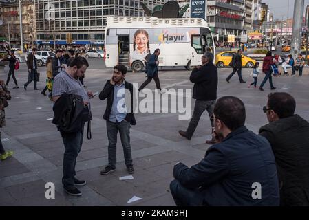 Surporters der Kampagne „Ja“ und „Nein“ für ein Referendum zur Verfassungsänderung im April in Kizilay, einem zentralen Einkaufsviertel in Ankara, Türkei, am 26. März 2017. (Foto von Diego Cupolo/NurPhoto) *** Bitte nutzen Sie die Gutschrift aus dem Kreditfeld *** Stockfoto