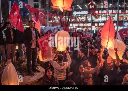 Surporters der Kampagne „Ja“ und „Nein“ für ein Referendum zur Verfassungsänderung im April in Kizilay, einem zentralen Einkaufsviertel in Ankara, Türkei, am 26. März 2017. (Foto von Diego Cupolo/NurPhoto) *** Bitte nutzen Sie die Gutschrift aus dem Kreditfeld *** Stockfoto