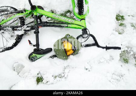 Das leuchtend grüne BMX-Spezialfahrrad und ein Helm lagen am 10. März 2017 in Philadelphia, PA, im Schnee. Jugendliche auf Stuntbikes werden als „Wheelie Kids“ bezeichnet und sind ein wachsendes subkulturelles Phänomen, das oft im Flash-Mob-Stil bei oder in der Nähe großer Protestveranstaltungen in Philadelphia auftritt. (Foto von Bastiaan Slabbers/NurPhoto) *** Bitte nutzen Sie die Gutschrift aus dem Kreditfeld *** Stockfoto