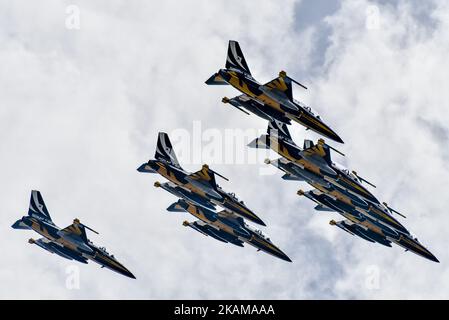 Das Kunstflugteam der südkoreanischen Luftwaffe „Black Eagles“ fliegt am 29. März 2017 in Kuala Lumpur, Malaysia, an den Petronas Twin Towers und dem KLCC-Gebiet vorbei (Foto: Chris Jung/NurPhoto) *** Bitte nutzen Sie die Gutschrift aus dem Credit Field *** Stockfoto