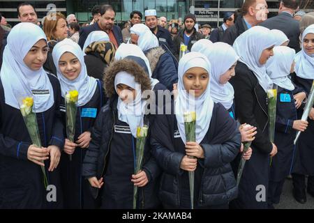 Muslimische Kinder nehmen am 29. März 2017 an einer Mahnwache auf der Westminster Bridge im Zentrum von London Teil, um an die eine Woche seit dem Terroranschlag vom 22. März zu erinnern, bei dem vier getötet wurden. Vier Menschen wurden getötet und weitere verletzt, nachdem der Brite Khalid Masood ein rasendes Fahrzeug durch eine Menge Fußgänger pflügte und den Polizisten Keith Palmer direkt vor den Toren des britischen parlaments tödlich erstochen hatte, bevor er selbst bei einem rasanten Angriff, der nur 82 Sekunden dauerte, getötet wurde März 22. (Foto von Jay Shaw Baker/NurPhoto) *** Bitte nutzen Sie die Gutschrift aus dem Kreditfeld *** Stockfoto