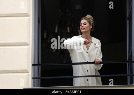 Model Doutzen Kroes wird gesehen, wie sie am 31. März 2017 in Paris einen Werbespot für eine L'Oreal Cosmetic dreht. (Foto von Mehdi Taamallah/NurPhoto) *** Bitte benutzen Sie die Gutschrift aus dem Kreditfeld *** Stockfoto