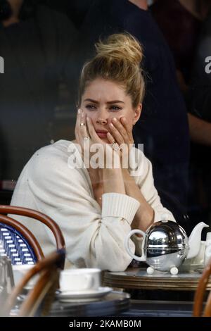 Model Doutzen Kroes wird gesehen, wie sie am 31. März 2017 in Paris einen Werbespot für eine L'Oreal Cosmetic dreht. (Foto von Mehdi Taamallah/NurPhoto) *** Bitte benutzen Sie die Gutschrift aus dem Kreditfeld *** Stockfoto