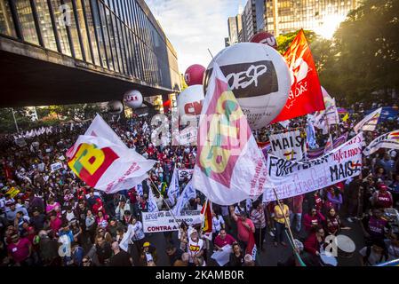 Arbeiter nehmen an einem Protest gegen die Reform von Arbeit und sozialer Sicherheit in Sao Paulo, Brasilien, am 31. März 2017 Teil. (Foto von Cris FAGA/NurPhoto) *** Bitte nutzen Sie die Gutschrift aus dem Kreditfeld *** Stockfoto