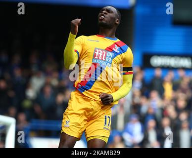 Christian Benteke von Crystal Palace feiert das erste Tor seiner Seite beim EPL Premier League-Spiel zwischen Chelsea und Crystal Palace in Stamford Bridge, London, England am 01. April 2017. (Foto von Kieran Galvin/NurPhoto) *** Bitte benutzen Sie die Gutschrift aus dem Kreditfeld *** Stockfoto