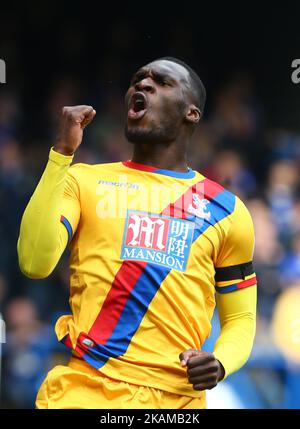 Christian Benteke von Crystal Palace feiert das erste Tor seiner Seite beim EPL Premier League-Spiel zwischen Chelsea und Crystal Palace in Stamford Bridge, London, England am 01. April 2017. (Foto von Kieran Galvin/NurPhoto) *** Bitte benutzen Sie die Gutschrift aus dem Kreditfeld *** Stockfoto