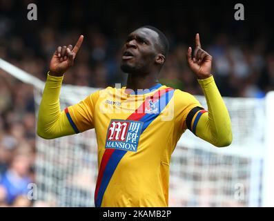 Christian Benteke von Crystal Palace feiert das erste Tor seiner Seite beim EPL Premier League-Spiel zwischen Chelsea und Crystal Palace in Stamford Bridge, London, England am 01. April 2017. (Foto von Kieran Galvin/NurPhoto) *** Bitte benutzen Sie die Gutschrift aus dem Kreditfeld *** Stockfoto