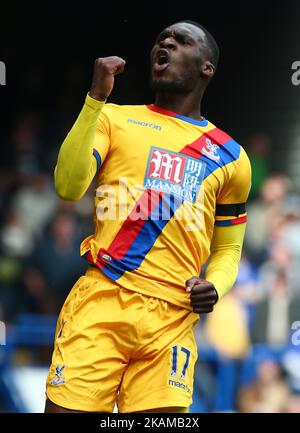 Christian Benteke von Crystal Palace feiert das erste Tor seiner Seite beim EPL Premier League-Spiel zwischen Chelsea und Crystal Palace in Stamford Bridge, London, England am 01. April 2017. (Foto von Kieran Galvin/NurPhoto) *** Bitte benutzen Sie die Gutschrift aus dem Kreditfeld *** Stockfoto