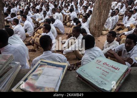 März 2017. Grundschule Dhamma Yasin Arsan. Somalia hat eine der weltweit niedrigsten Einschulungsraten für Kinder im Grundschulalter. Nur dreißig Prozent der Kinder gehen zur Schule und nur vierzig Prozent der Schüler sind Mädchen. Darüber hinaus gehört die Arbeitslosigkeit in Somalia zu den höchsten der Welt. (Foto von Maciej Moskwa/NurPhoto) *** Bitte nutzen Sie die Gutschrift aus dem Kreditfeld *** Stockfoto