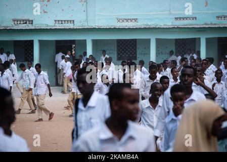 März 2017. Grundschule Dhamma Yasin Arsan. Somalia hat eine der weltweit niedrigsten Einschulungsraten für Kinder im Grundschulalter. Nur dreißig Prozent der Kinder gehen zur Schule und nur vierzig Prozent der Schüler sind Mädchen. Darüber hinaus gehört die Arbeitslosigkeit in Somalia zu den höchsten der Welt. (Foto von Maciej Moskwa/NurPhoto) *** Bitte nutzen Sie die Gutschrift aus dem Kreditfeld *** Stockfoto