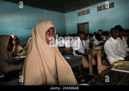 März 2017. Grundschule Dhamma Yasin Arsan. Somalia hat eine der weltweit niedrigsten Einschulungsraten für Kinder im Grundschulalter. Nur dreißig Prozent der Kinder gehen zur Schule und nur vierzig Prozent der Schüler sind Mädchen. Darüber hinaus gehört die Arbeitslosigkeit in Somalia zu den höchsten der Welt. (Foto von Maciej Moskwa/NurPhoto) *** Bitte nutzen Sie die Gutschrift aus dem Kreditfeld *** Stockfoto