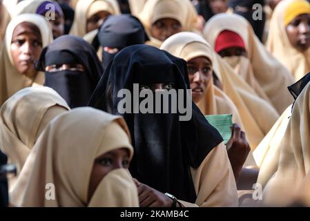 März 2017. Grundschule Dhamma Yasin Arsan. Schülerinnen im Innenhof. Somalia hat eine der weltweit niedrigsten Einschulungsraten für Kinder im Grundschulalter. Nur dreißig Prozent der Kinder gehen zur Schule und nur vierzig Prozent der Schüler sind Mädchen. Darüber hinaus gehört die Arbeitslosigkeit in Somalia zu den höchsten der Welt. (Foto von Maciej Moskwa/NurPhoto) *** Bitte nutzen Sie die Gutschrift aus dem Kreditfeld *** Stockfoto