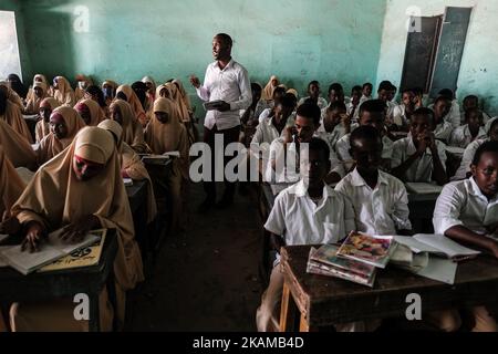 März 2017. Grundschule Dhamma Yasin Arsan. Somalia hat eine der weltweit niedrigsten Einschulungsraten für Kinder im Grundschulalter. Nur dreißig Prozent der Kinder gehen zur Schule und nur vierzig Prozent der Schüler sind Mädchen. Darüber hinaus gehört die Arbeitslosigkeit in Somalia zu den höchsten der Welt. (Foto von Maciej Moskwa/NurPhoto) *** Bitte nutzen Sie die Gutschrift aus dem Kreditfeld *** Stockfoto