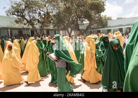 März 2017. Grundschule Dhamma Yasin Arsan. Gruppe von Studnets. Somalia hat eine der weltweit niedrigsten Einschulungsraten für Kinder im Grundschulalter. Nur dreißig Prozent der Kinder gehen zur Schule und nur vierzig Prozent der Schüler sind Mädchen. Darüber hinaus gehört die Arbeitslosigkeit in Somalia zu den höchsten der Welt. (Foto von Maciej Moskwa/NurPhoto) *** Bitte nutzen Sie die Gutschrift aus dem Kreditfeld *** Stockfoto