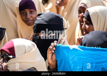 März 2017. Grundschule Dhamma Yasin Arsan. Schülerinnen im Innenhof. Somalia hat eine der weltweit niedrigsten Einschulungsraten für Kinder im Grundschulalter. Nur dreißig Prozent der Kinder gehen zur Schule und nur vierzig Prozent der Schüler sind Mädchen. Darüber hinaus gehört die Arbeitslosigkeit in Somalia zu den höchsten der Welt. (Foto von Maciej Moskwa/NurPhoto) *** Bitte nutzen Sie die Gutschrift aus dem Kreditfeld *** Stockfoto