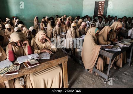 März 2017. Grundschule Dhamma Yasin Arsan. Somalia hat eine der weltweit niedrigsten Einschulungsraten für Kinder im Grundschulalter. Nur dreißig Prozent der Kinder gehen zur Schule und nur vierzig Prozent der Schüler sind Mädchen. Darüber hinaus gehört die Arbeitslosigkeit in Somalia zu den höchsten der Welt. (Foto von Maciej Moskwa/NurPhoto) *** Bitte nutzen Sie die Gutschrift aus dem Kreditfeld *** Stockfoto